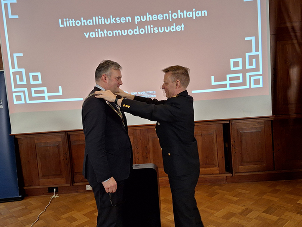 Mika Kontio (vas.) valittiin  Veli-Pekka Ihamäen seuraajaksi Suomen Palopäällystöliiton puheenjohtajaksi. Nyt puheenjohtaja aloittaa Pirkanmaan hyvinvointialueen konsernijohtajana