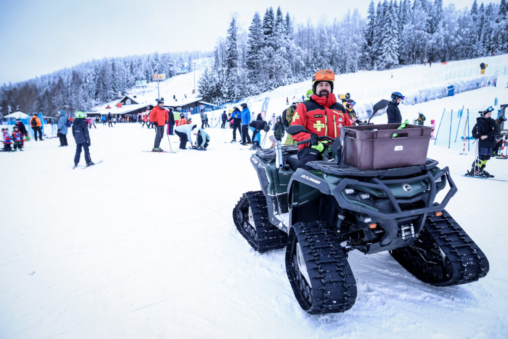 Laskettelukeskus Tahkon ski patrol on Pohjois-Savon hyvinvoitialueen ensihoidon ensivasteyksikkö. Tahkon ski patrol kohtaa hiihtosesongin aikana noin 200 potilasta.