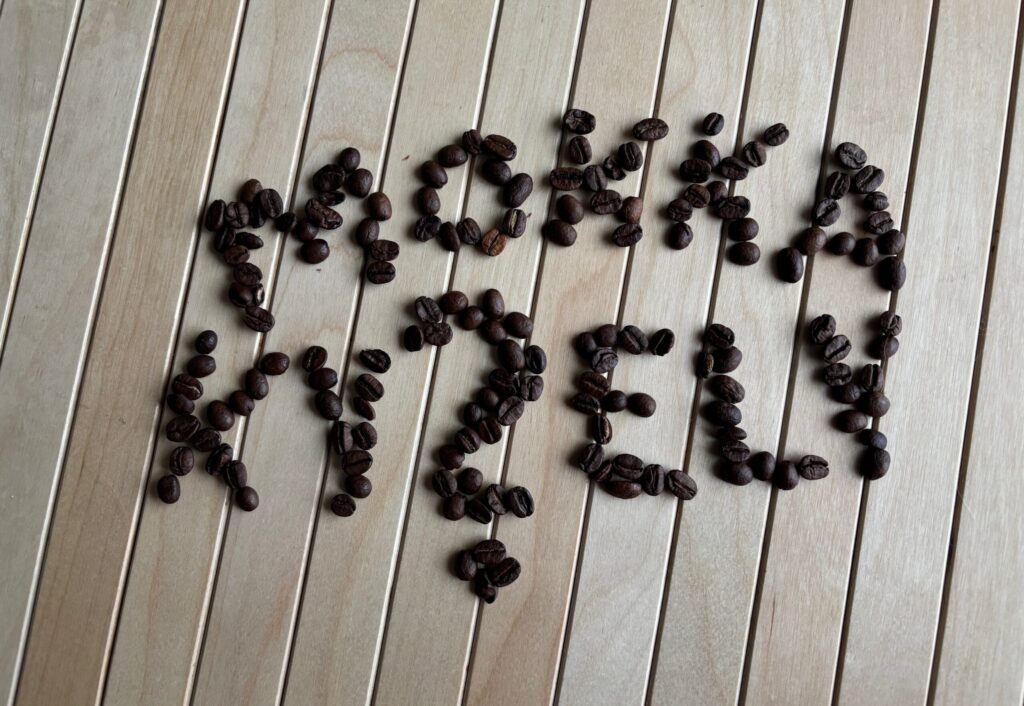 Pelastustiedon mokkakysely keräsi lyhyessä ajassa 99 vastaajaa. Selvitimme, mitä asemien kahvitauot ovat juoneet. 