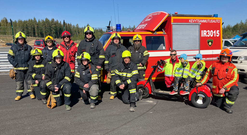 Jokivarren VPK turvasi Daytona Circuitia eli nuorisoautopajojen kisaa toukokuussa 2022 Akaan Kurisjärvellä. Kuva: Sani Rouvali.