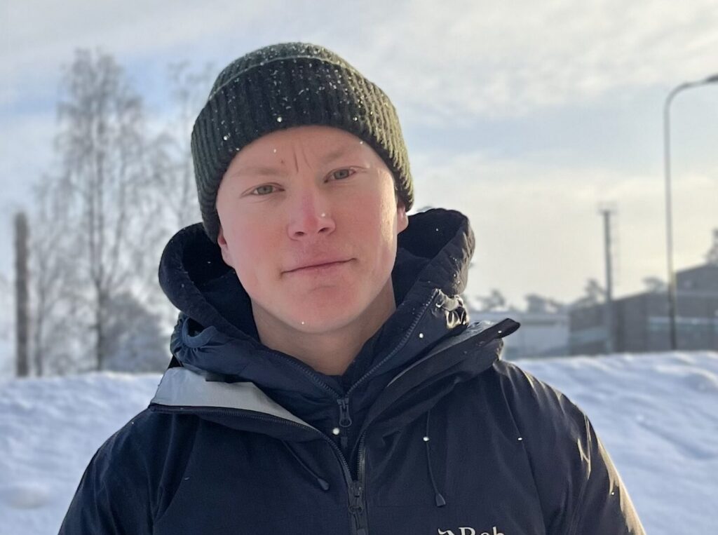 Ensihoidon opiskelija Antti Salkosalo sanoo, että ensihoidon opiskelijoiden on nyt haettava töitä laajemmalla skaalalla. Kaikki erilaiset mahdollisuudet kartoitetaan tosi tarkasti. Sissel Halmesmäki