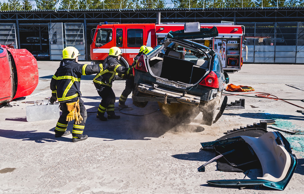 Pelastajaoppilaat vauhdissa Pelastusopiston harjoitusalueella toukokuussa 2018. Kuva: Akseli Muraja.
