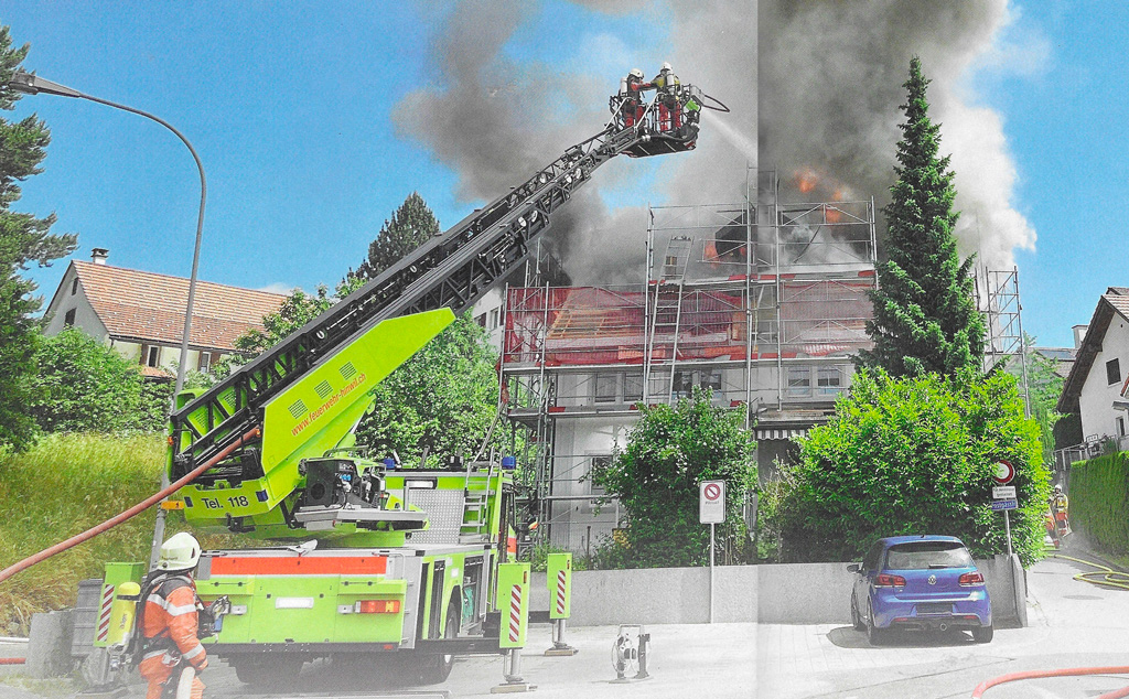 Kattopalo sammutettiin useilla suihkuilla sekä tikasauton työkorista että sisältä käsin. Kuvakaappaus: 118 swissfire.ch 4/2024.