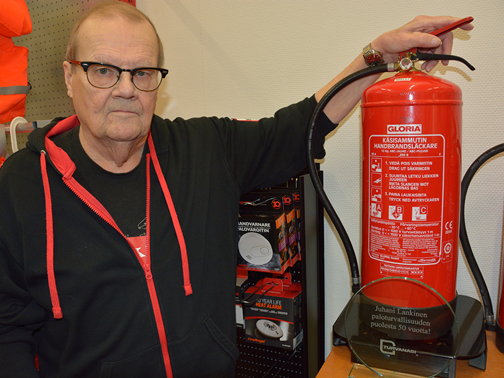 Juhani Lankista muistettiin luonnollisesti sammuttimella, kun huoltotoimintaa tuli täyteen 50 vuotta.