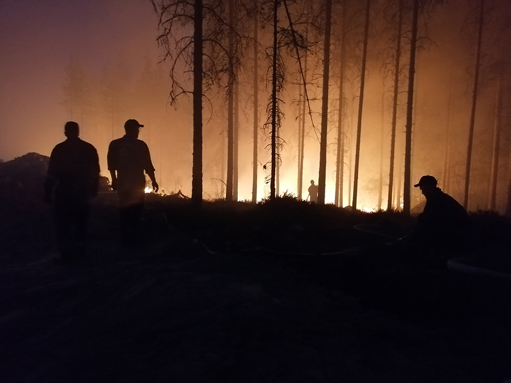 Maastopalotehtäviin osallistuminen on noussut esimerkiksi siitä, estääkö uusi ohje niihin osallistumisen. Tässä ollaan sammuttamassa Kalajoen maastopaloa vuonna 2021.