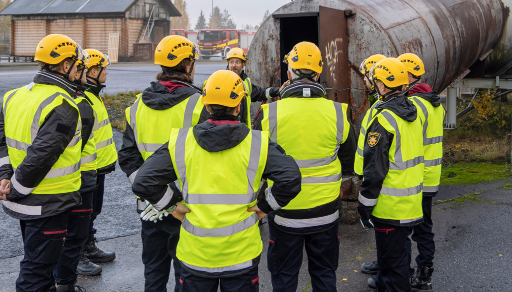 Pelastusopisto on saanut yhteistyön kautta lisää osaavia ja motivoituneita pelastusryhmän johtajia opettamaan. Yhteistyö vahvistaa ammattitaitoa puolin ja toisin. Pelastusopiston hallintojohtaja Kaarina Halonen kirjoittaa sen luovan hyvän pohjan kehittää yhteistyömuotoja.