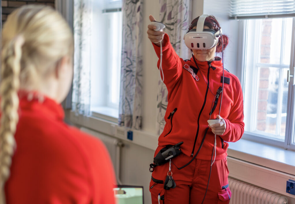 Ensihoitajat Henna Ahjotuli ja Linda Fagerholm harjoittelemassa uhka- ja väkivaltaskenaariota virtuaalitodellisuudessa. Kuva: Kristian Eloluoto