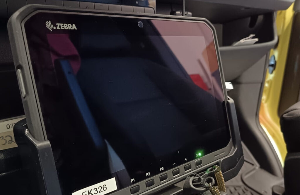 Virve2-päätelaitteena on Zebra-tablettitietokone, joka toimii ajoneuvoaseman tavoin.