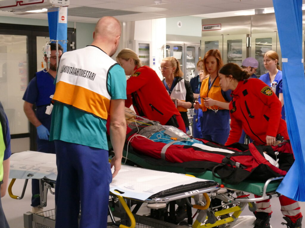 Pohjois-Karjalan keskussairaalan yhteispäivystyksessä harjoitellaan säännöllisesti. Työvuorossa olevat ensihoitajat osallistuvat simulaatioihin luovuttamalla potilaan ja jäämällä päivystykseen lisäkäsiksi. Yhteispäivystys ja ensihoito harjoittelevat yhdessä muissakin koulutuksissa.