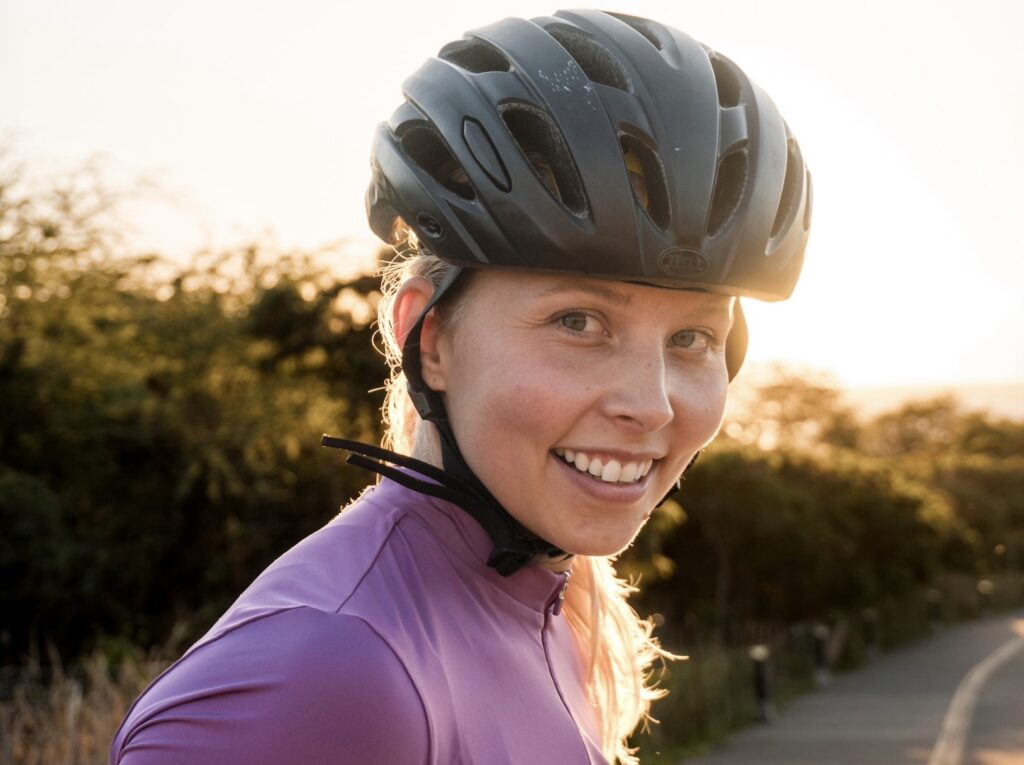 Yt-neuvotteluiden jälkeen hoitotason ensihoitaja Henna Pölönen sopi työnantajansa kanssa jatkavansa töitä perustason ensihoitajana. Henna päätyi lopulta opintovapaalle. Hän pakkasi gravel-pyöränsä ja lähti Havaijille opiskelemaan ja treenaamaan.