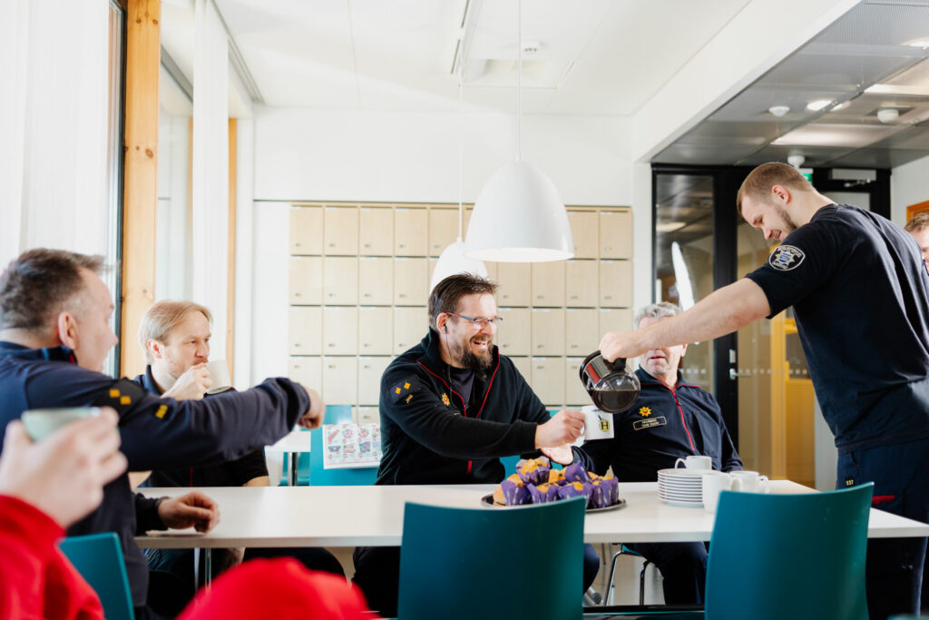 Kahvi kokoaa aseman väen yhteen, mutta Pelastustiedon Mokkakysely kokosi koko Suomen asemakahvittelijat