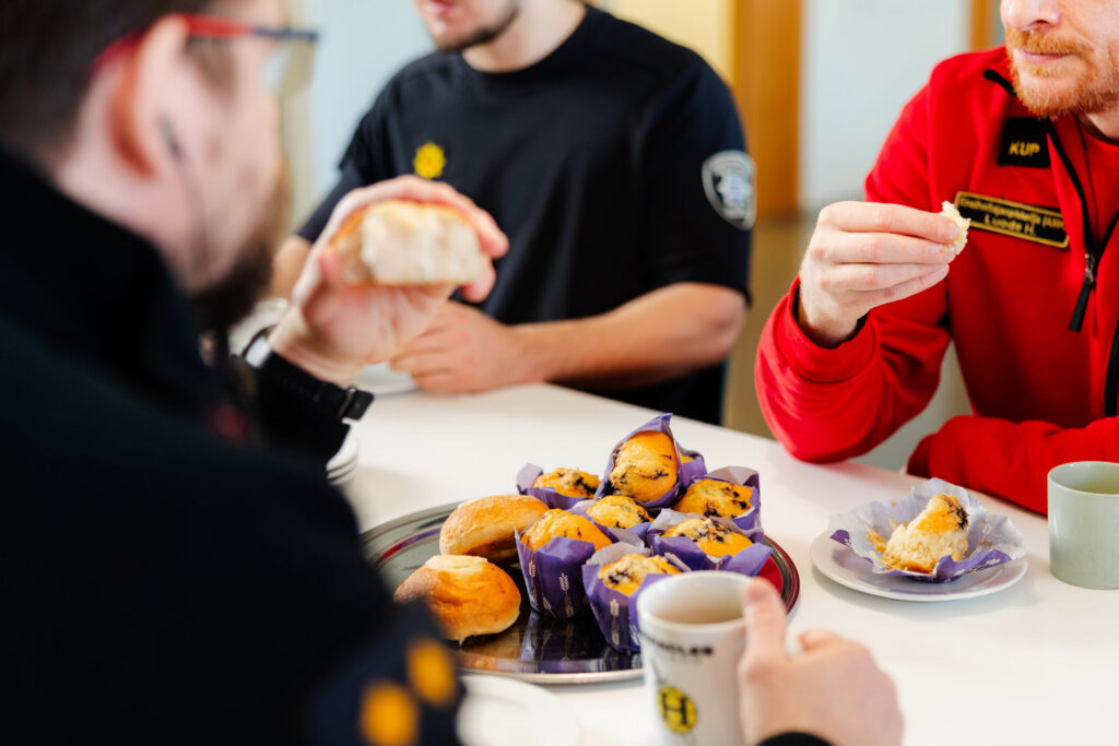 Palo- ja ensihoitoasemien kahvipöydissä on lukuisia sääntöjä. Se, milloin on tarjottava herkkuja, on säännöistä varmaankin yksi tarkimmin valvottuja.