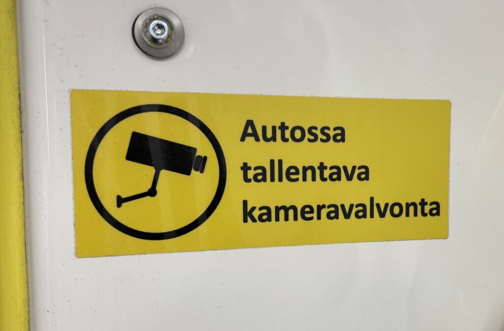Hälytysajoneuvoissa olevat kamerat kuvaavat tarkoin säänneltyä yksityisyyttä. Monilta osin se ei tällä hetkellä ole ongelmatonta.