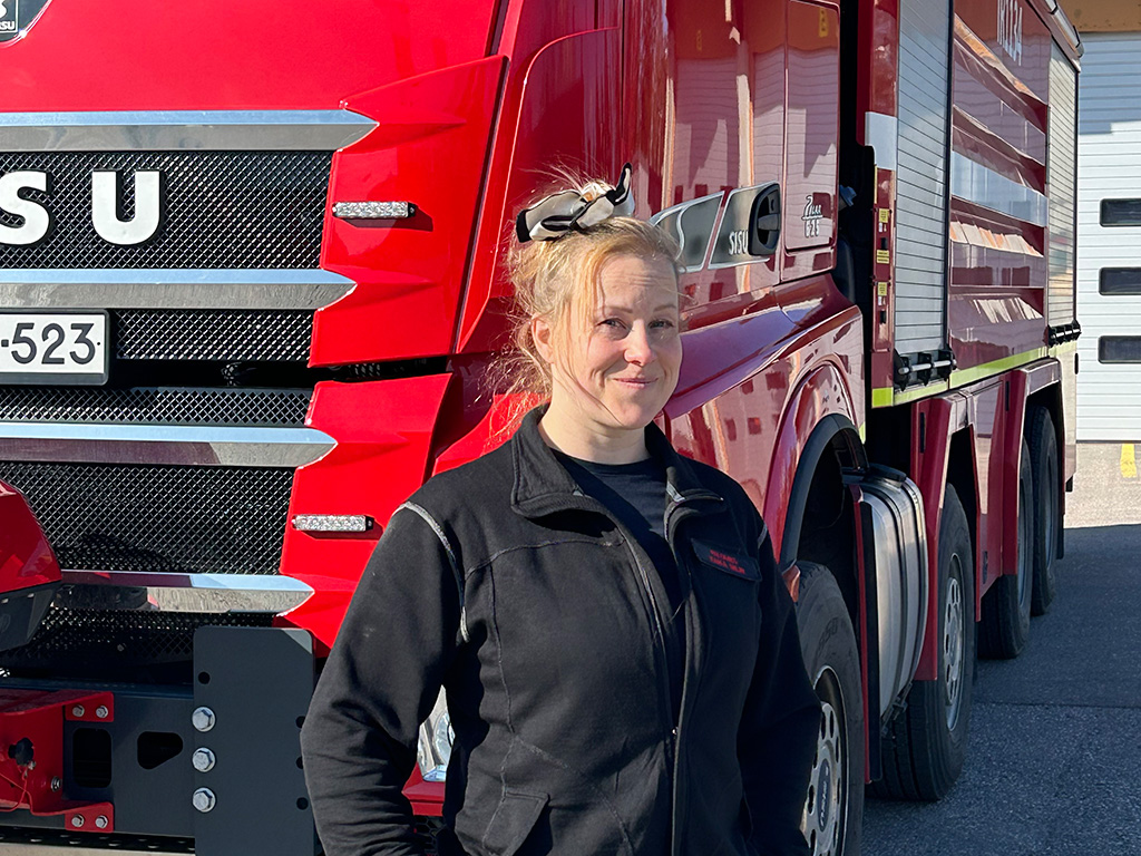 Kaika Selin on ensimmäinen nainen palomiehenä Kilpilahden Pelastuspalvelussa.