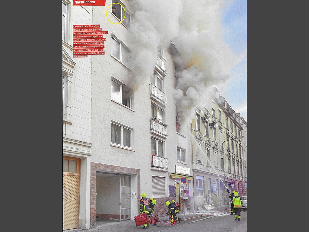 Palokunta rajoittaa kelajohdolla kolmannen kerroksen paloa. Viidennen kerroksen ikkunassa mies huutaa apua. Kuvakaappaus: Feuerwehr-Magazin 4/2024.
