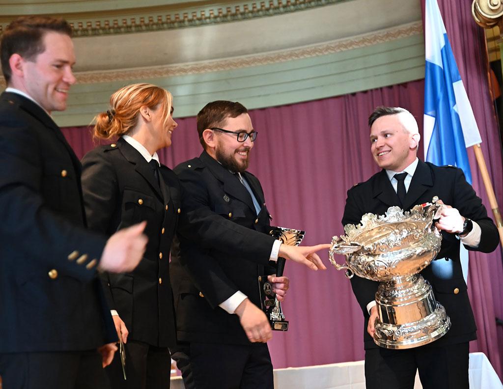Voittajajoukkue nostamassa ilmaan Jehumaljan.