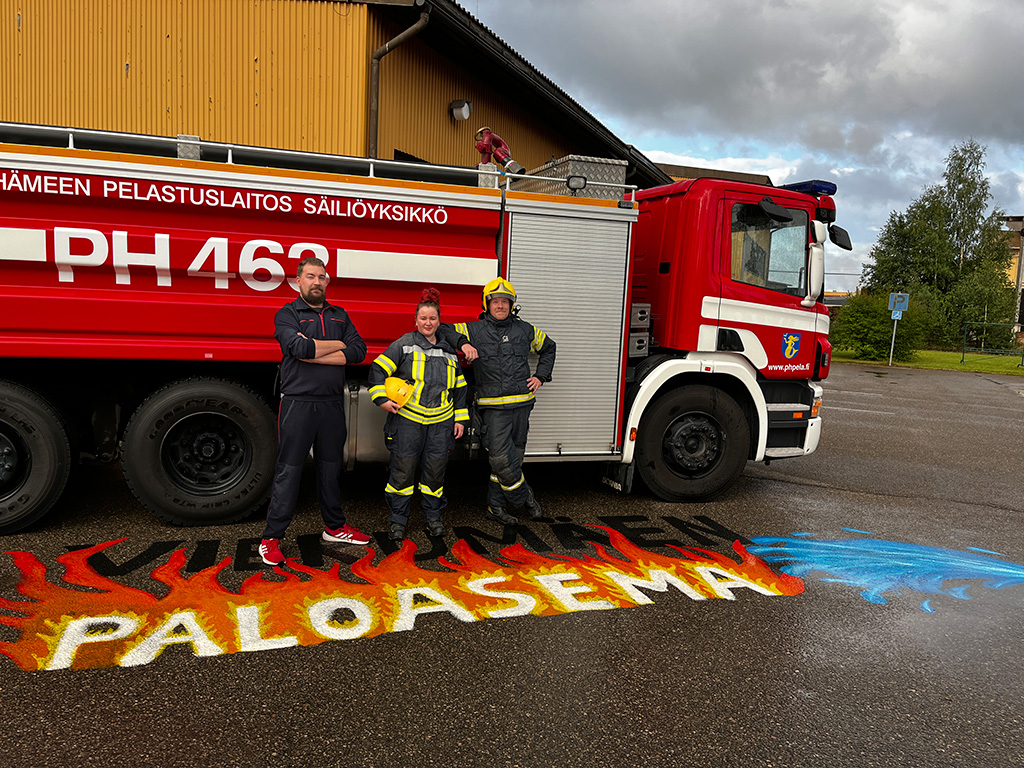 Vierumäen VPK:n aseman edustalla Pasi Taskinen (vas.), Sara Roukala ja Ari Pajukko