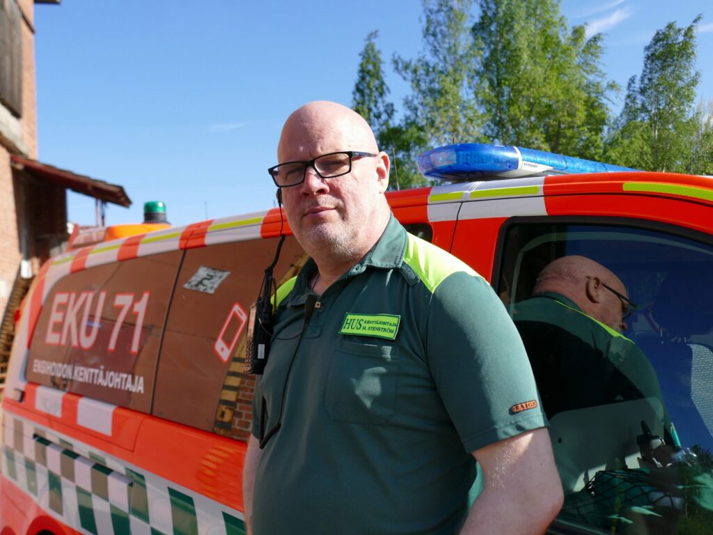 Ensihoidon kenttäjohtajana työskennellyt Mats
Stenström sai tehtäväkseen kolme korkeariskistä
tehtävää kuuden minuutin sisään.