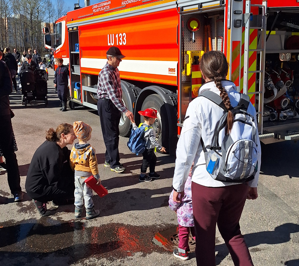 Palokunnat ovat aktiivisia somessa ja kävijät kuulevat usein tapahtumista sieltä. Esimerkiksi Ylivieskan VPK ja Kirkkonummen VPK ovat tehneet hienoja videoita. Somea voi ja kannattaa hyödyntää tehokkaasti myös rekrytoinnissa. Kyselyn mukaan tapahtumaan osallistuu tyypillisesti 3–4-henkinen perhe. Mukana on myös isovanhempia.
