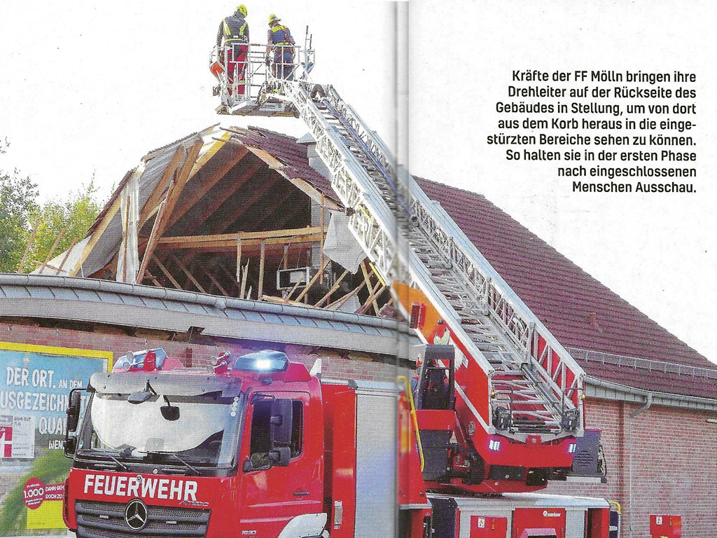 Romahtanutta kattoa tutkitaan tikasauton työkorista. Kuvakaappaus: Feuerwehr-Magazin 4/2025.