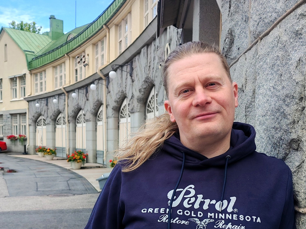Viestintäsuunnittelijana Pirkanmaan hyvinvointialueen pelastus- ja ensihoitopalveluissa työskentelevä Jarmo Ruotsalainen tutki pro gradussaan pelastusalan johtamista.