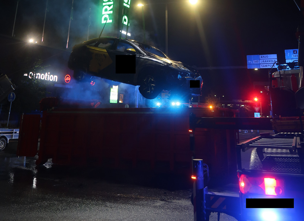 Ajoakuston jäähdyttämien vaatii paljon vettä. Tässä autoa nostettiin Keravalla sammuskonttiin/-lavalle. Antti Soila toivoo, että palaneille autoille löytyisi joku muu väliaikainen säilytyspaikka kuin paloaseman piha.