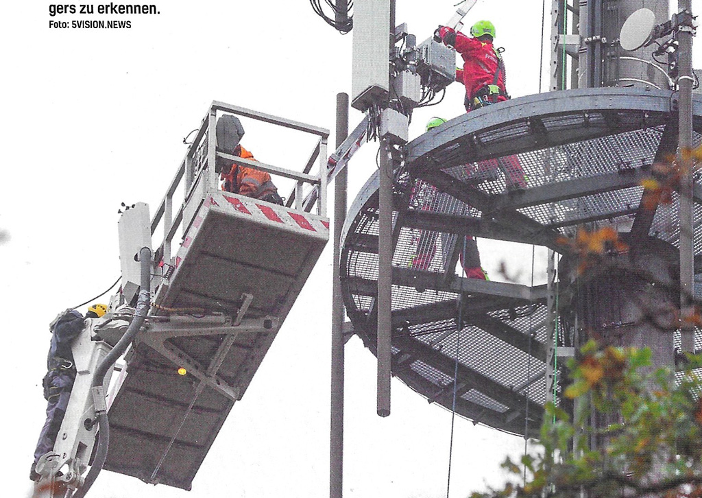 Köysipelastajat maston tasanteella. Vaikeasti loukkaantunut asentaja kuvan vasemmassa alanurkassa. Kuvakaappaus: Feuerwehr-Magazin 1/2025.