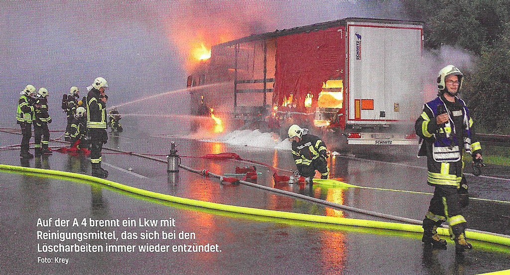 Hapettavan aineen kuorma syttyi aina uudestaan. Kuvakaappaus: Feuerwehr-Magazin 1/2025.