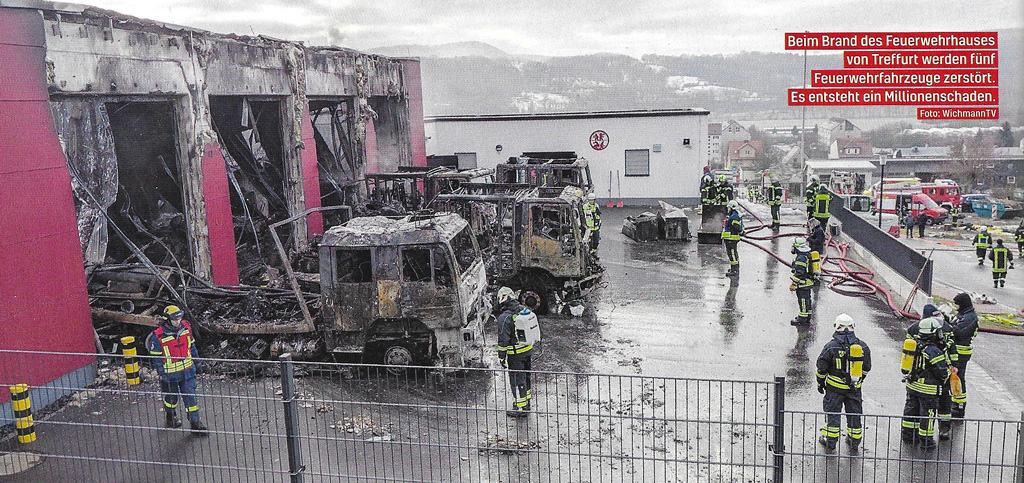 Viisi paloautoa tuhoutui. Palovaroitin olisi ehkä estänyt miljoonavahingot. Kuvakaappaus: Feuerwehr-Magazin 3/2025.