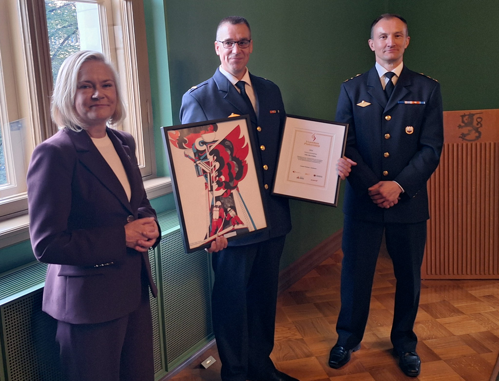 Vuoden Palomies 2026 on pelastusryhmänjohtaja Ville Ala-Kokko (kesk.). Tunnustuksen jakoi sisäministeri Mari Rantanen ja kuvassa on myös Vuoden Palomiestoimikunnan puheenjohtaja, pelastusjohtaja Ville Mensala. Tunnustus julkistettiin Säätytalolla Helsingissä 24. syyskuuta.