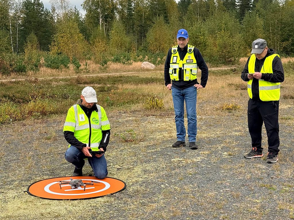 Harjoituksessa kokeiltiin dronen lennätystä. Sami Peltokoski (vas.), Arto Kupiainen (kouluttaja) ja Mika Jäntti.