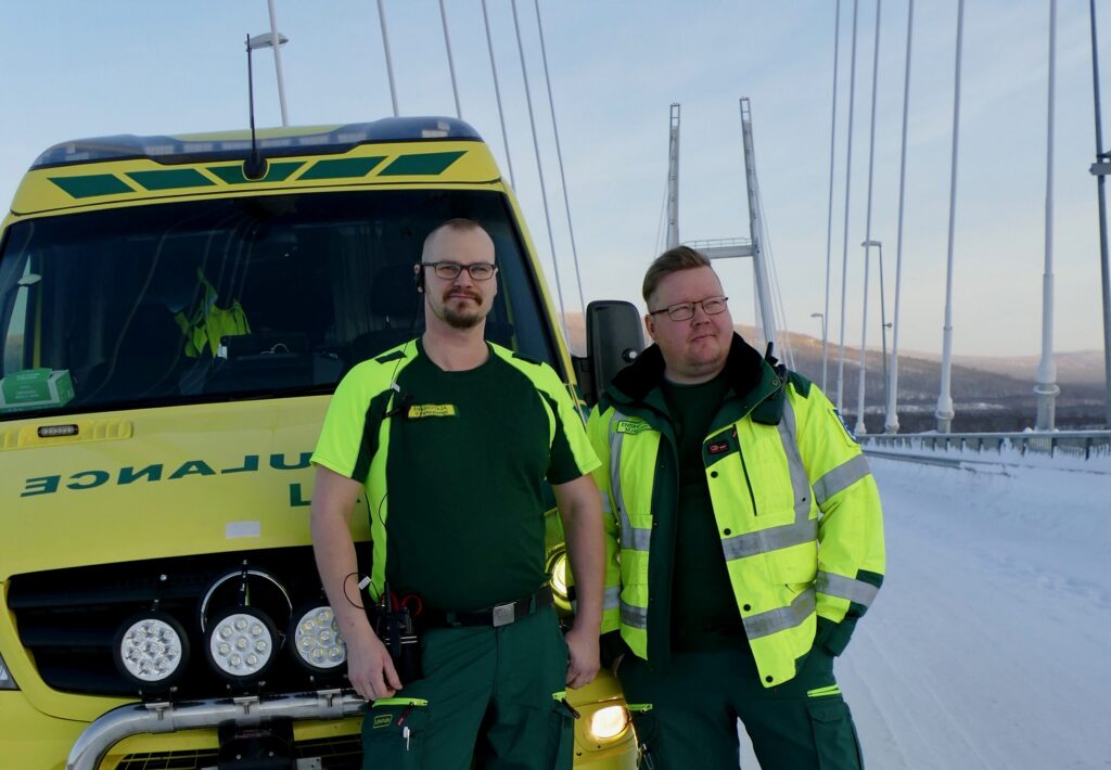 Utsjokelaisen ensihoitajan Markku Halosen (oikealla) mukaan ensihoidon tekemä pelastustoiminta on merkityksellinen lisä pienen kylän turvallisuuteen. Vasemmalla kuvassa Valde Vehkalampi.