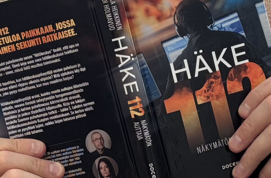 Häke 112 - Näkymätön auttaja -kirja vie lukijan hätäkeskuspäivystäjän pään sisään seuraamaan, kuinka syntyy ammattitaitoinen, nopea ja oikea ratkaisu.