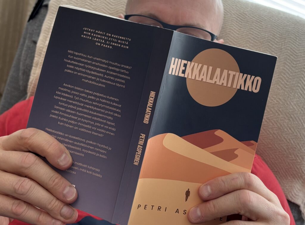 Minkälaista on olla ensihoidon opettaja Arabiemiraateissa? Petri Aspegren kirjoitti siitä Hiekkalaatikko-kirjan.