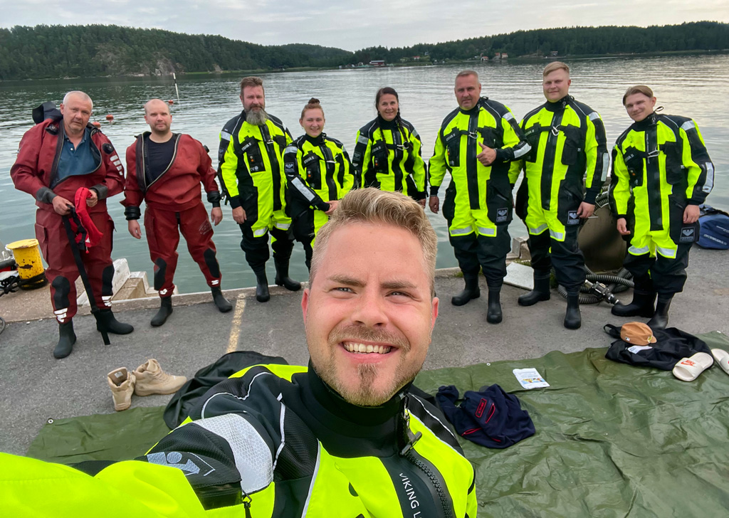 Meriharjoituksessa Rymättylän VPK pääsi kokeilemaan ilmatäytteisen pelastuslautan kanssa toimimista. Kuva on otettu Röölän satamasta.